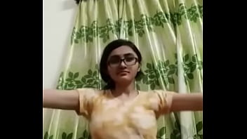 Desi Hottie With Irresistible Curves
