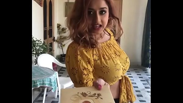 Topless Indian Babe Flaunting Her Hot Curves