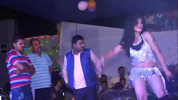 Sizzling Bhabhi’s Seductive Dance Moves At The Party
