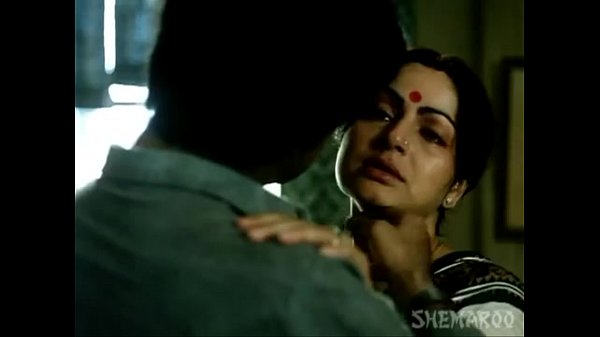 Paroma’s Passionate Embrace: Rakhee’s Intimate Scene In Classic Hindi Cinema