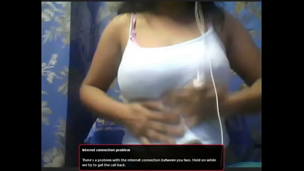 Desi Aunty’s Sizzling Live Cam Show Flaunting Her Big Tits In Hindi