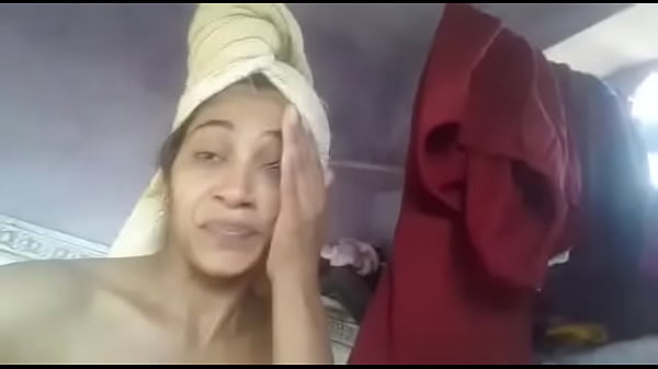 Desi Babe Flaunting Her Curves