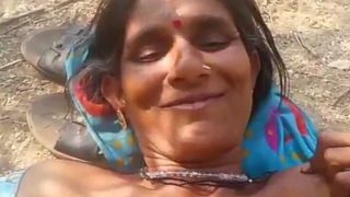 गाँव की आदिवासी औरत के साथ जंगल में गंदी हरकतें, देखो कैसे मस्ती करती है
