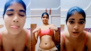 Indian Babe Bares Her Huge Tits Right In Front Of The Lens