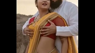 Desi Bhabhi Ki Saree Mein Dabaye Hue Boobs, Garam Romance Ki Shuruat