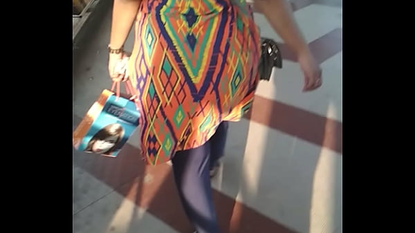 Watch That Big Indian Aunty’s Thick Ass Bounce As She Walks