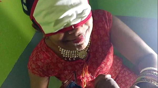 भाभी ने पड़ोसी का मुँह चूसा और चेहरे पर गर्म रस उड़ेल दिया